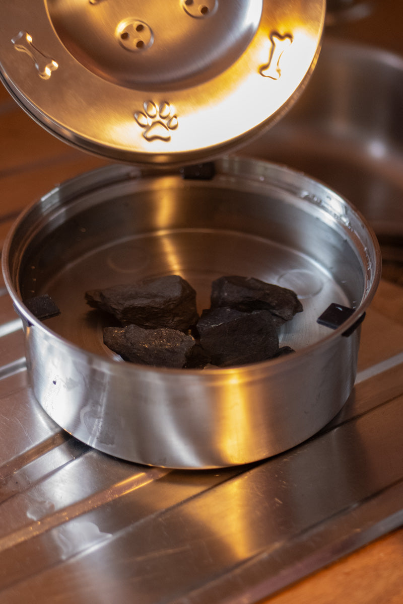 Wassernapf für Katzen und Hunde mit Shungit-Steinen