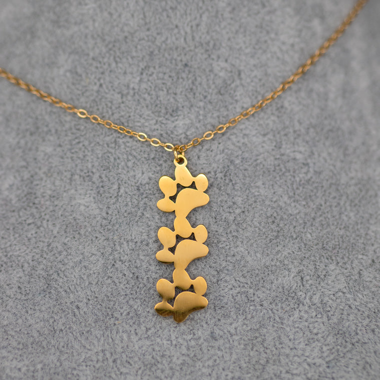 Elegante Halskette mit drei zierlichen Pfoten, nickelfrei - individuelle Gravur möglich