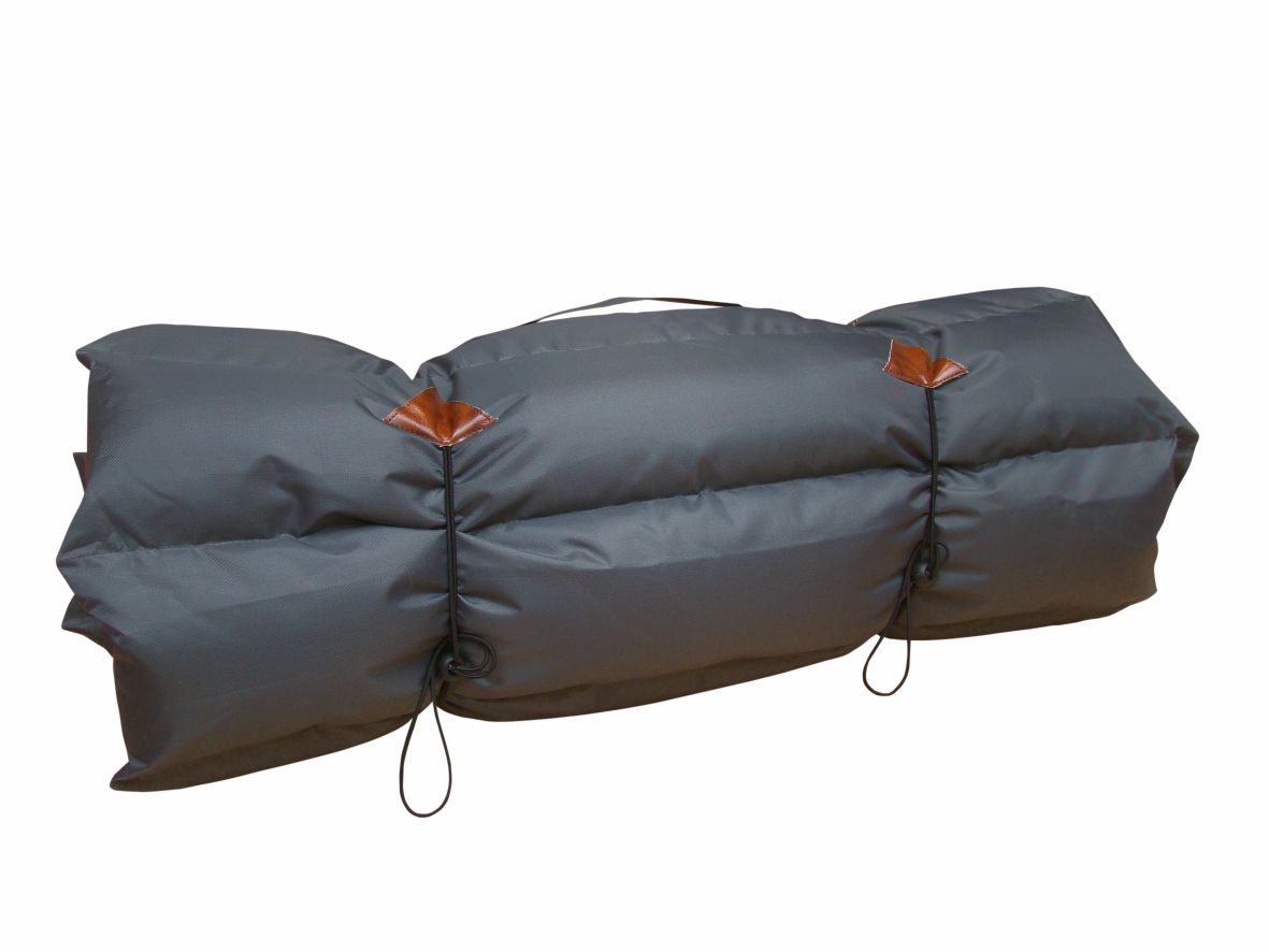 Zusammengerollte Outdoor-Wendematte für Hunde der Firma Nobby, Model Anon