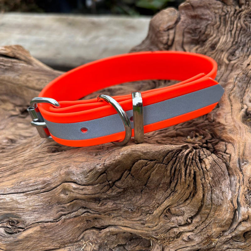 Reflektierendes Hundehalsband in leuchtendem Dunkelorange aus wetterfestem, antimikrobiellem BioThane®
