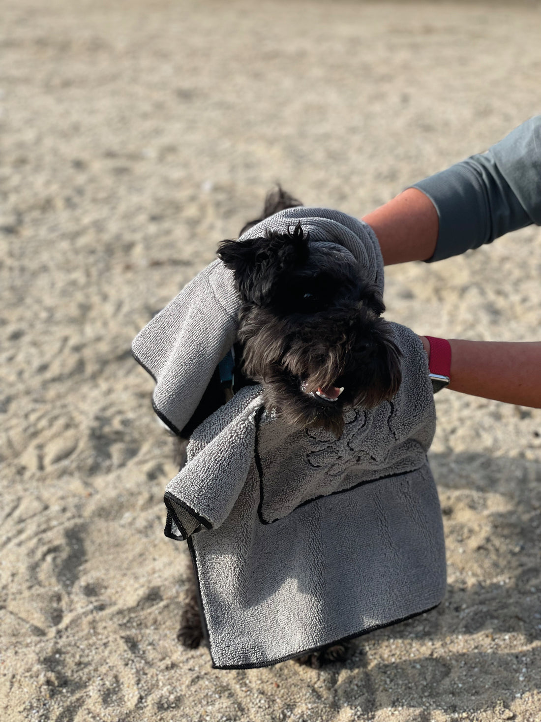 Mikrofaser-Handtuch mit praktischen Seitentaschen für Hunde und Katzen